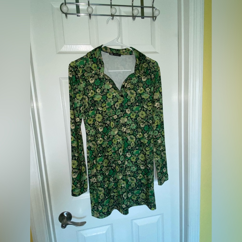 Retro, green, floral Zara button up collared mini dress!